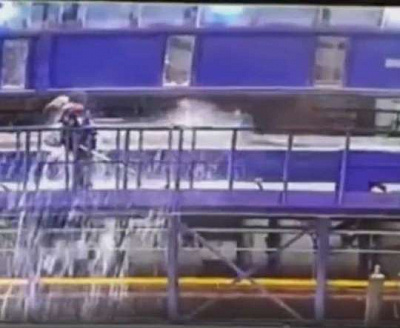 был без защиты: на омском электромеханическом заводе рабочего облило раскаленным цинком (видео)